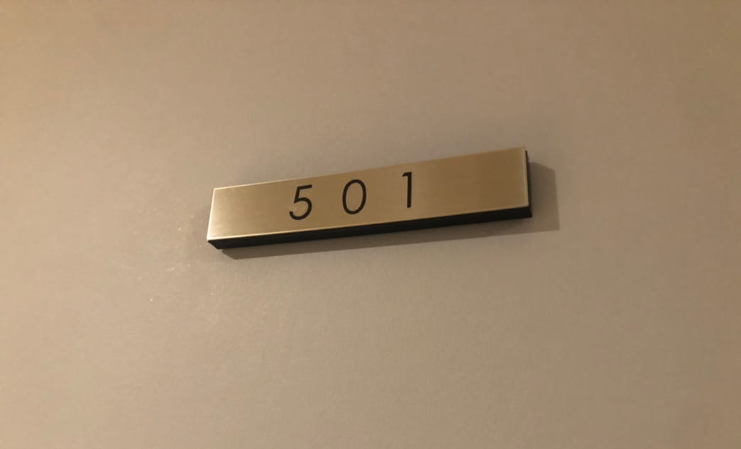 エレベーターを降りて正面の501号室です