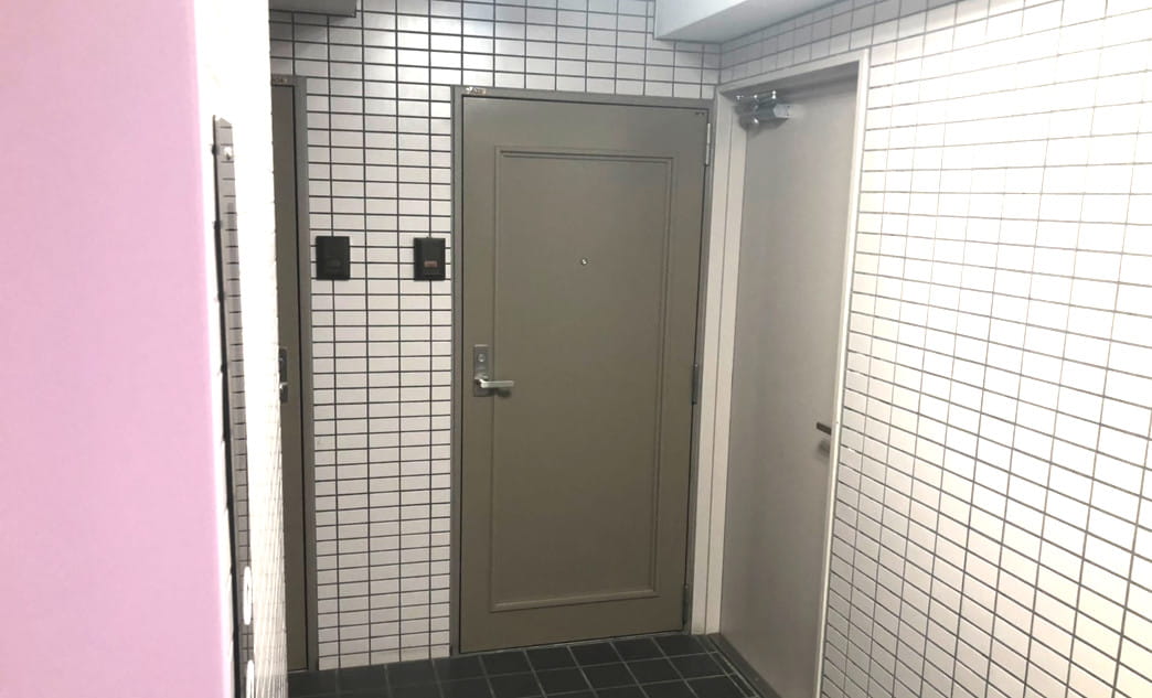 エレベーターを降りて左手の右側のお部屋です